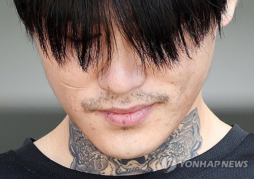 광주지법 순천지원 형사 1부(김용규 부장판사)는 9일 살인과 살인예비 혐의로 기소된 박대성에 대한 1심 선고 공판에서 무기징역을 선고했다. 사진은 지난해 10월 4일 전남 순천경찰서에서 검찰로 송치되는 박대성의 당시 모습.   [연합뉴스]